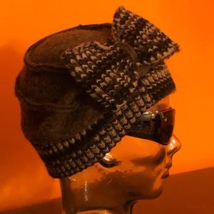 Beautiful wool hat with accent bow!